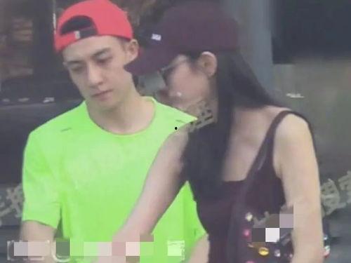 刘大锤最新爆料亲嘴,娱乐圈新恋情曝光,神秘情侣亲密互动引热议